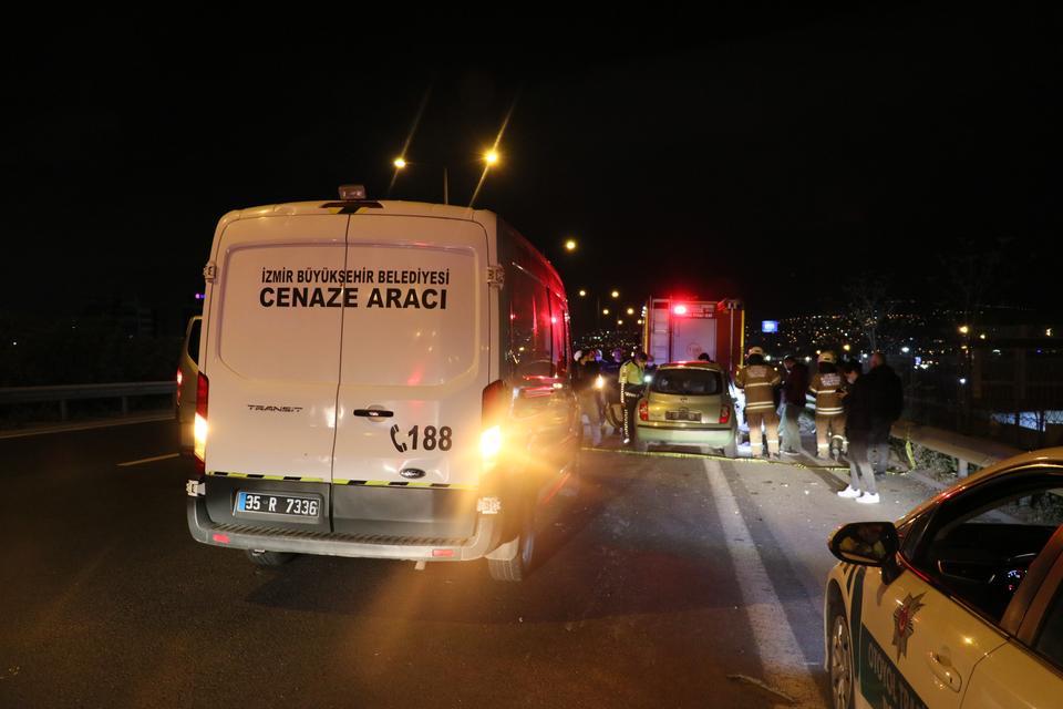 İzmir'in Bornova ilçesinde tıra çarpan otomobil sürücüsü hayatını kaybetti. ( Yusuf Soykan Bal - Anadolu Ajansı )