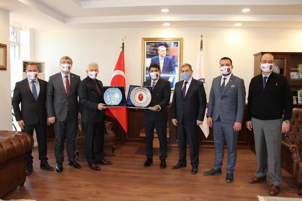 Türk Veteriner Hekimleri Birliği Merkez Konseyi Başkanı Ali Eroğlu, Aydın Adnan Menderes Üniversitesi (ADÜ) Rektörü Prof. Dr. Osman Selçuk Aldemir’i makamında ziyaret etti.