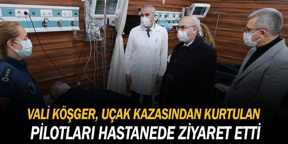 İzmir Valisi Yavuz Selim Köşger (sağ 2), Foça açıklarında düşen eğitim uçağından kurtulan ve Ege Üniversitesi Hastanesinde tedavilerine devam edilen pilotları ziyaret etti.