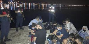 İzmir'in Seferihisar ilçesinde sürat teknesiyle Yunanistan'a kaçmaya çalışan, aralarında Fetullahçı Terör Örgütü (FETÖ) üyesi olduğu iddiasıyla aranan 4 şüpheli ile bu suçtan yargılanan 5 sanığın da olduğu 18 kişi yakalandı.  ( Jandarma Genel Komutanlığı - Anadolu Ajansı )