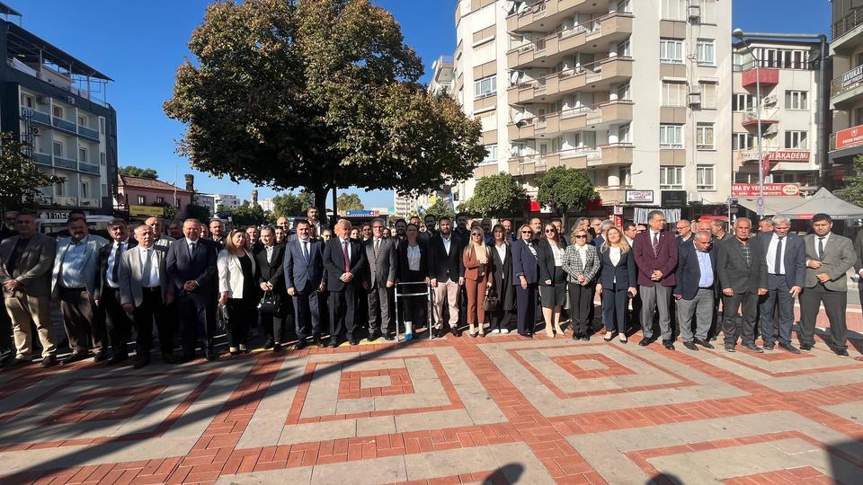 TÜRKİYE'NİN İLK KADIN MUHTARI GÜL ESİN MEZARI BAŞINDA ANILDI