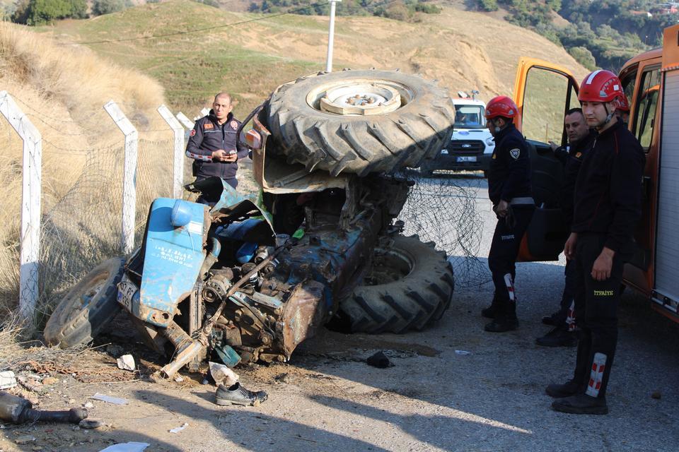 VİRAJI ALAMAYAN KUM YÜKLÜ TRAKTÖR DEVRİLDİ: 1'İ AĞIR 2 YARALI