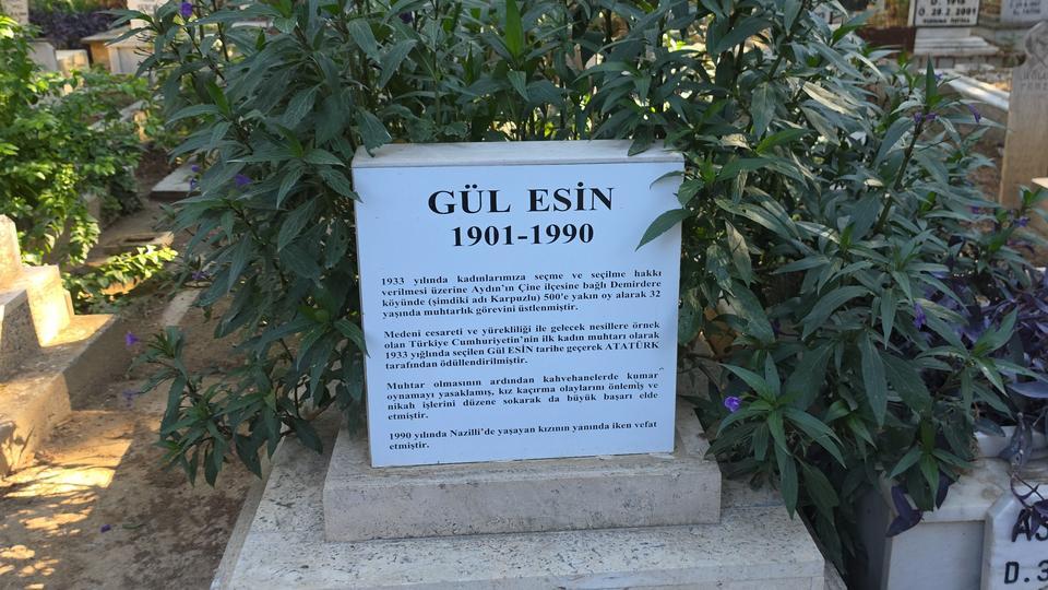 TÜRKİYE'NİN İLK KADIN MUHTARI GÜL ESİN MEZARI BAŞINDA ANILDI