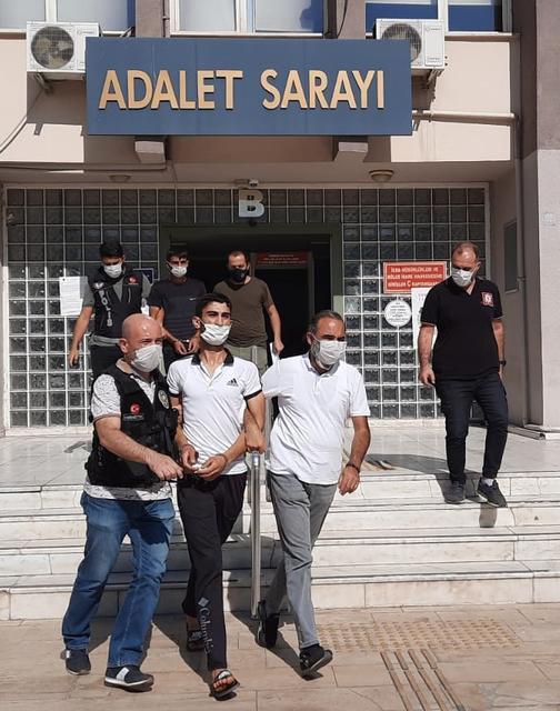 Aydın'ın Efeler ilçesinde düzenlenen operasyonda, uyuşturucu ticareti yaptıkları iddiasıyla gözaltına alınan 2 kişi tutuklandı. ( Gökhan Düzyol - Anadolu Ajansı )